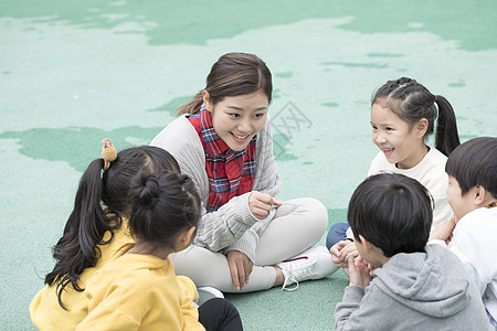 男孩女孩玩耍幼儿园老师户外讲故事背景
