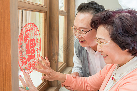 老年夫妇贴窗花图片