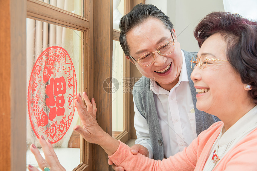 老年夫妇贴窗花图片