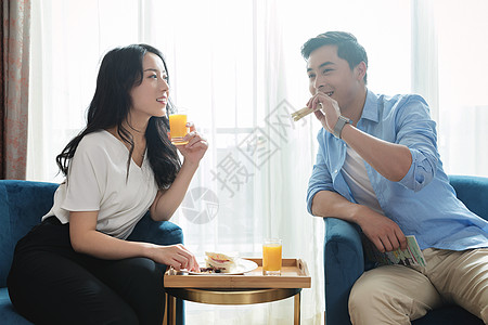 酒店客房吃早餐的情侣图片