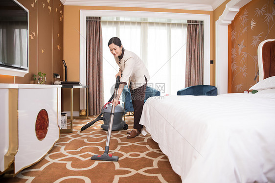 酒店客房吸尘器打扫卫生图片