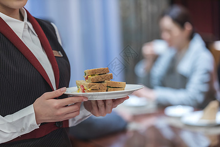 餐厅服务员上菜高清图片