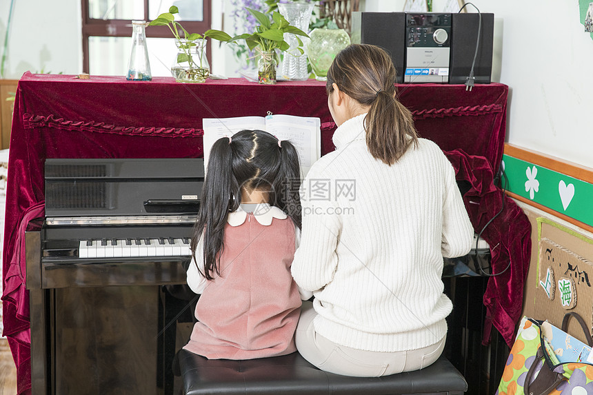 幼儿园老师教弹钢琴图片