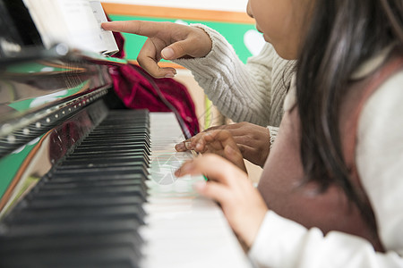 幼儿园老师教弹钢琴图片