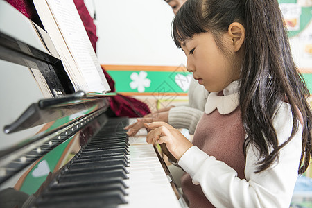 小朋友学舞蹈幼儿园老师教弹钢琴背景