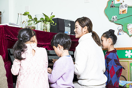老师教小朋友弹钢琴图片