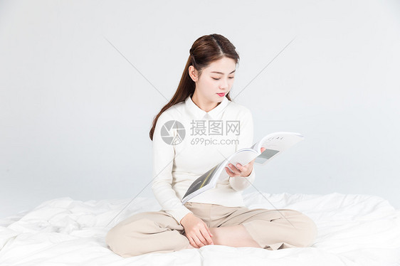 女性阅读书本图片