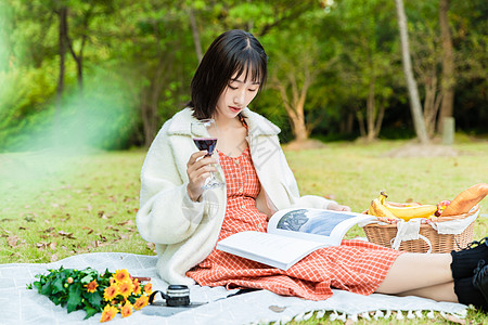 女性户外野餐阅读高清图片