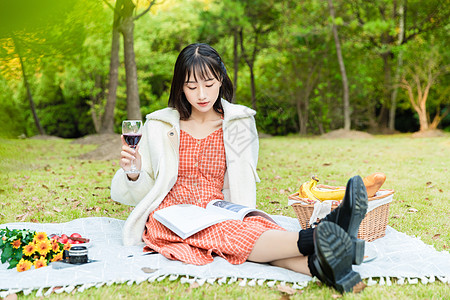 女性户外野餐阅读图片