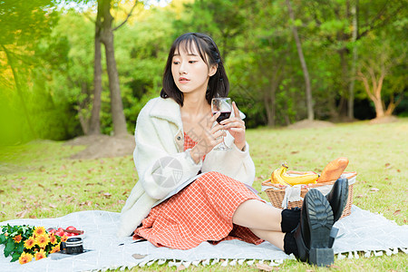 文艺女性户外野餐图片