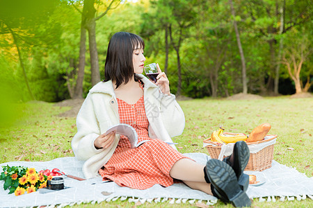 女性户外野餐阅读高清图片