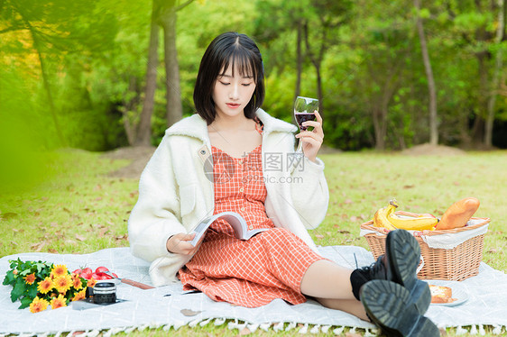 女性户外野餐阅读图片