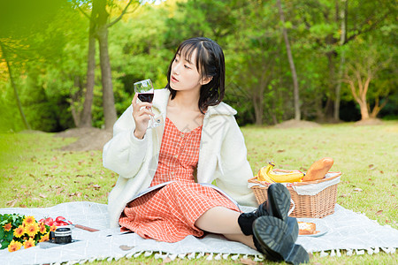 文艺女性户外野餐图片