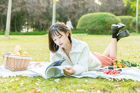 文艺女性草坪阅读图片