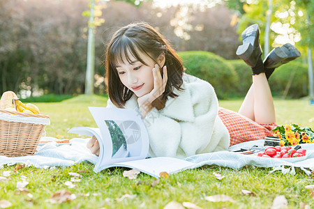 女性户外野餐阅读图片