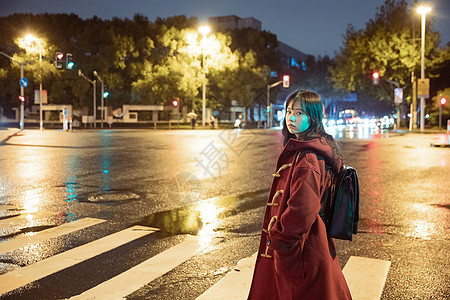 夜晚街头孤独的少女背景图片