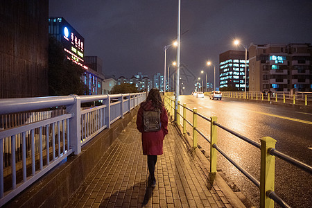 夜晚孤独的少女行走背影图片