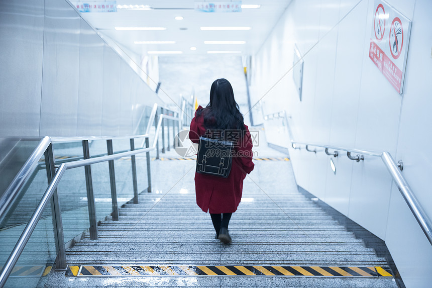 孤独少女下楼梯背影