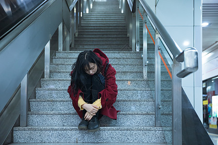 交通城市地铁站孤独的少女背景