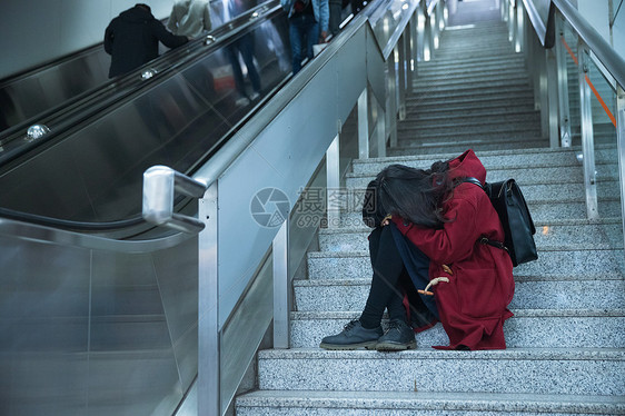 地铁站孤独的少女图片