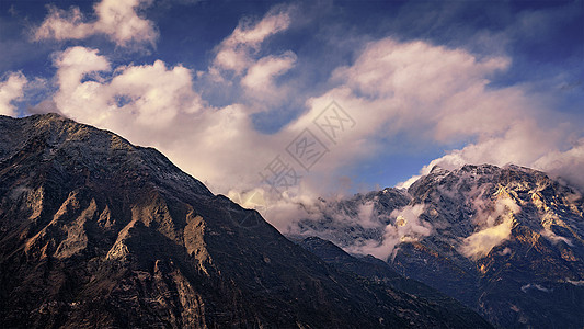 藏地高原的山峰和云雾背景图片
