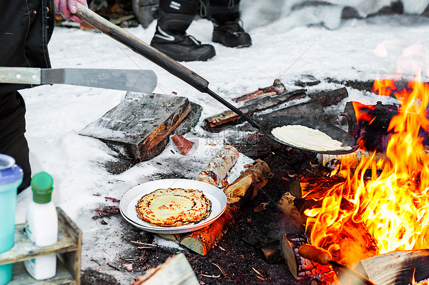 北欧芬兰洛瓦涅米林间篝火野餐图片
