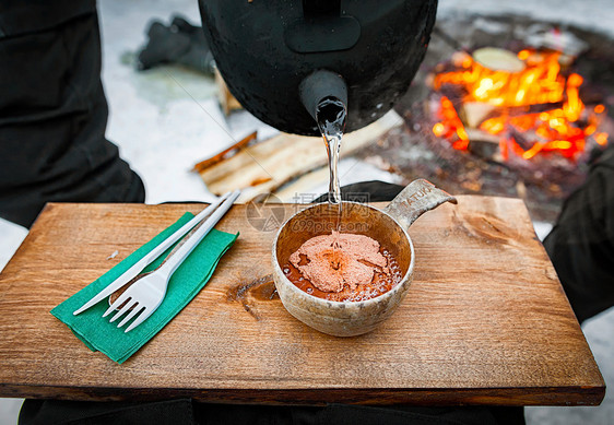 北欧芬兰洛瓦涅米林间篝火野餐热可可图片