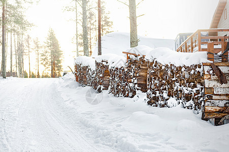 北欧芬兰洛瓦涅米圣诞老人村雪地里的柴火堆图片