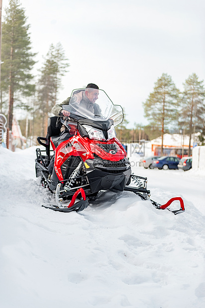 北欧芬兰洛瓦涅米圣诞老人村雪地摩托图片
