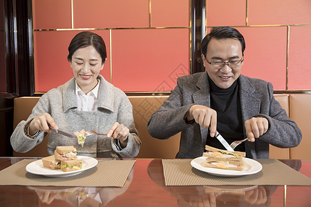 酒店青年用餐背景图片