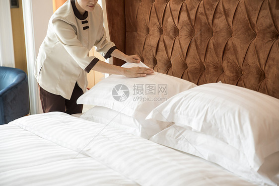 酒店清洁员整理床铺图片