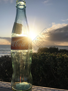 美国太平洋落日饮料玻璃瓶背景图片