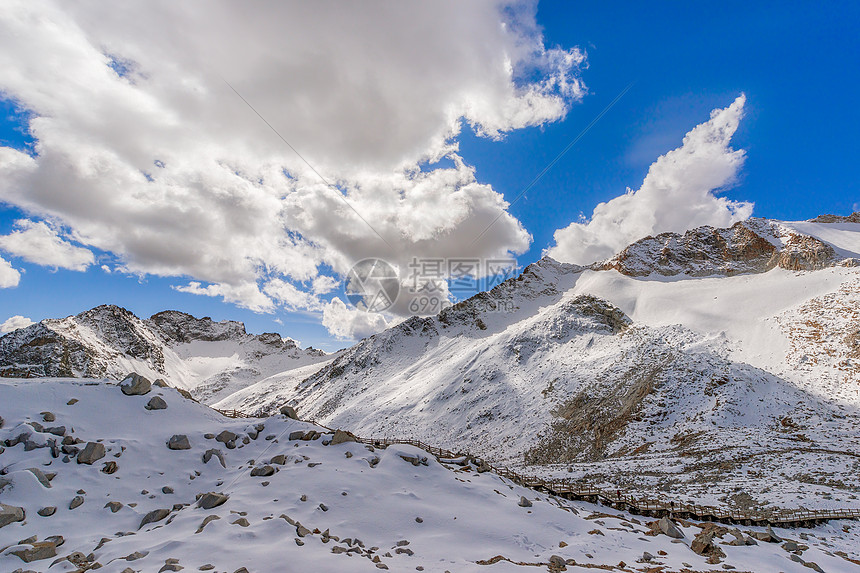 高原雪景图片