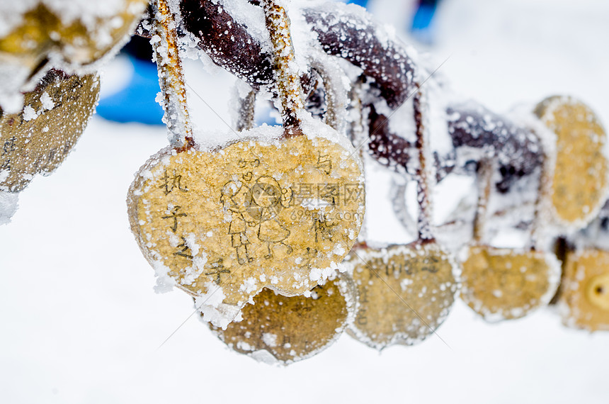 雪景爱情同心锁图片