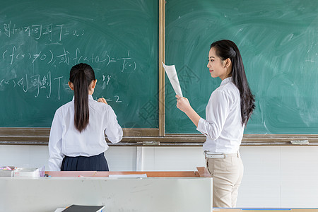 学生黑板演示图片