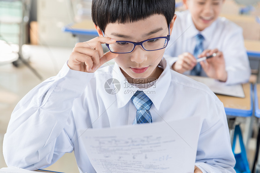 青少年扶眼镜