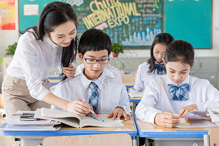 老师和学生老师辅导学生作业背景