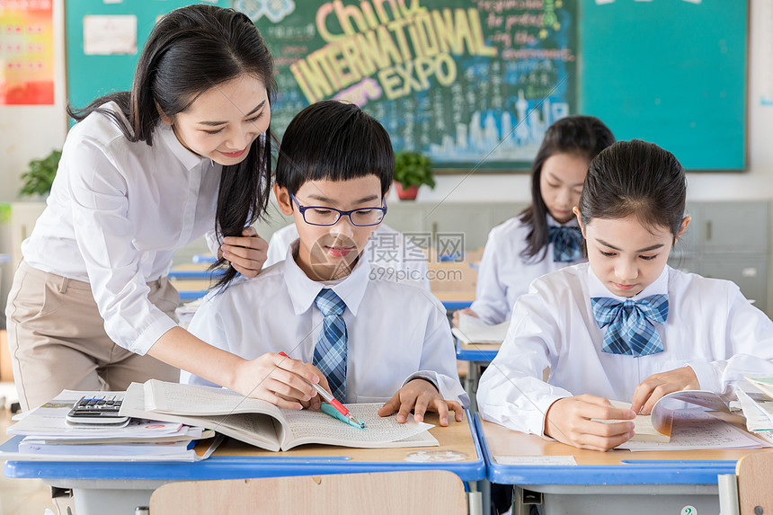 老师辅导学生作业图片