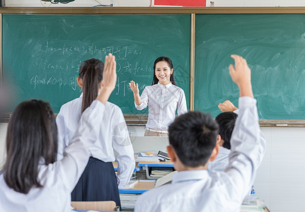 问题回答学生举手回答问题背景