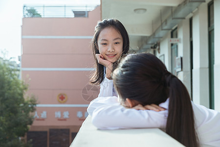 学生课间休息聊天图片