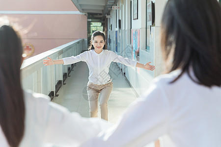 学生奔向老师怀抱图片