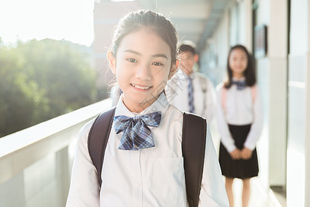 女学生开心微笑背景图片