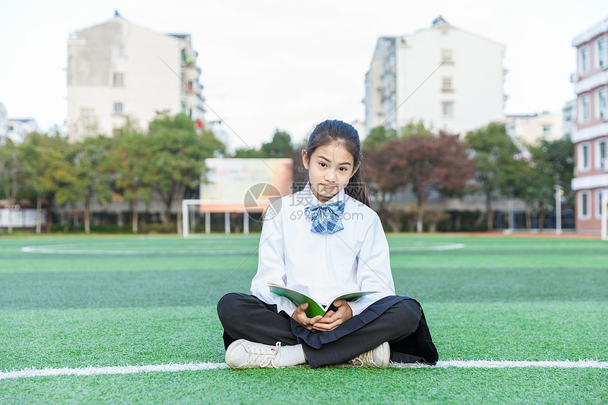 女学生操场阅读图片