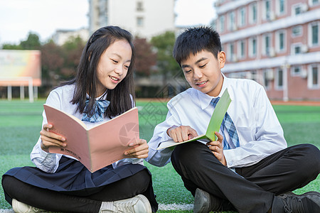 学生坐草坪交流图片