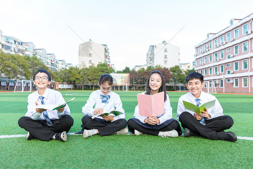 青少年操场阅读交流图片