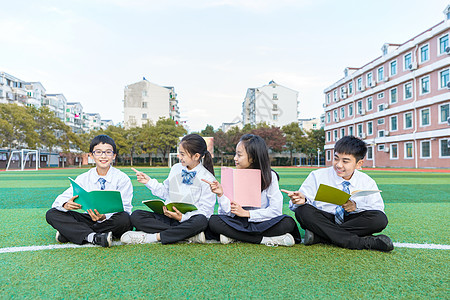 青少年操场阅读交流图片