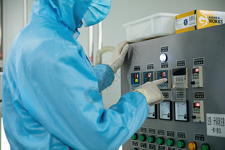 化工厂电气设备操作背景图片