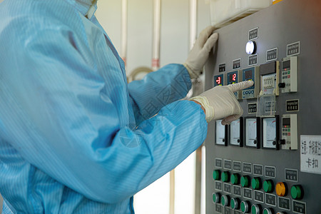 化工厂电气设备操作背景图片