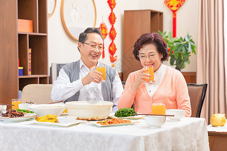 爷爷奶奶庆祝春节图片