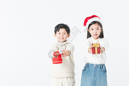 圣诞节女孩和男孩递礼物图片